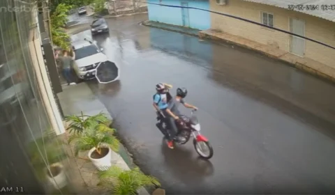 VÍDEO: dupla é gravada no momento em que assalta e ameaça vítima no bairro Planalto