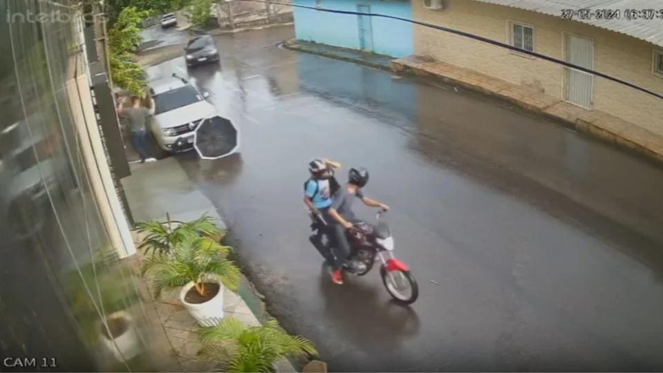 VÍDEO: dupla é gravada no momento em que assalta e ameaça vítima no bairro Planalto