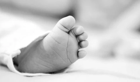 Jovem dá à luz e esconde filho recém-nascido morto em armário