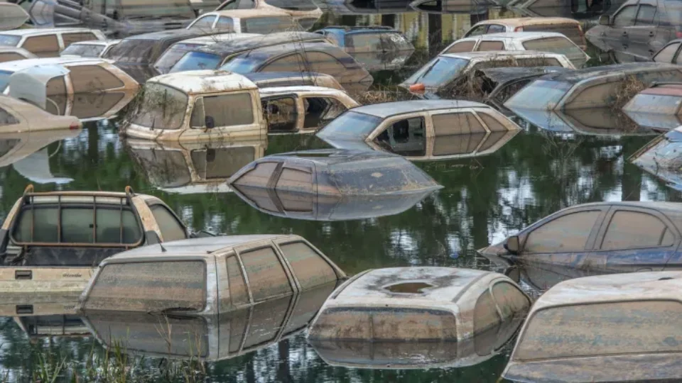 Porto Alegre ainda tem centenas de carros embaixo d’água veja imagens