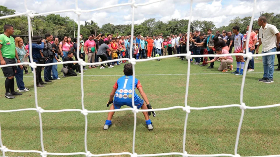 Governador Wilson Lima entrega estádio em Presidente Figueiredo