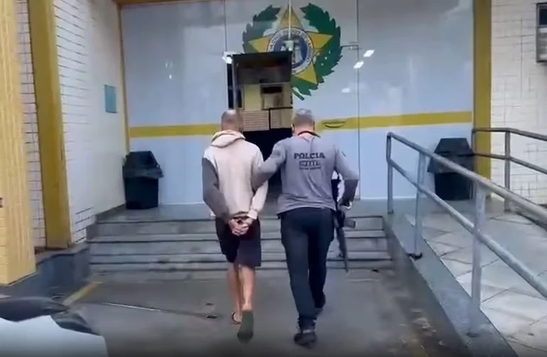 Homem tem crises de ciúmes e mata cachorro da ex-mulher a facadas e deixa o corpo na porta de casa