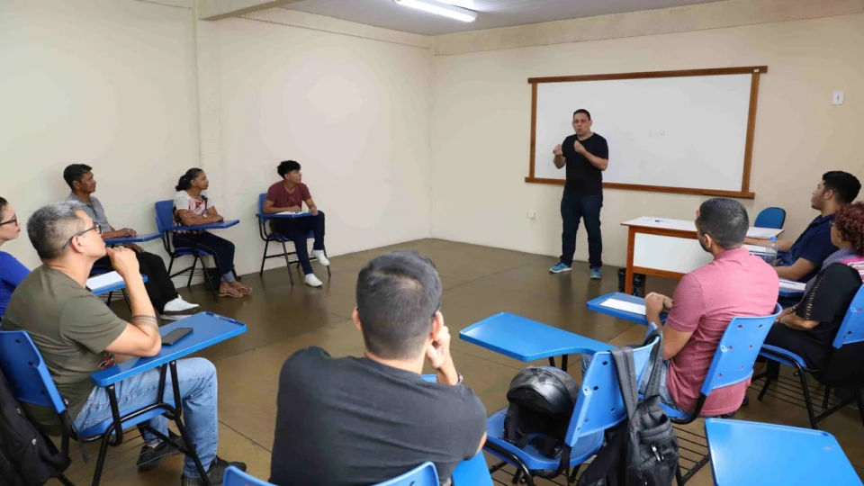 Escola Estadual abre inscrição para curso de Libras em Manaus