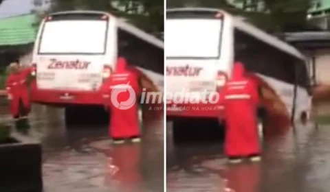 VEJA VÍDEO: micro-ônibus com trabalhadores cai em buraco de rua alagada no Armando Mendes