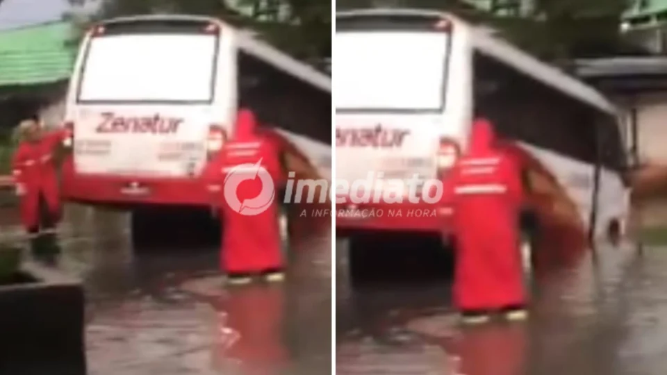 VEJA VÍDEO: micro-ônibus com trabalhadores cai em buraco de rua alagada no Armando Mendes