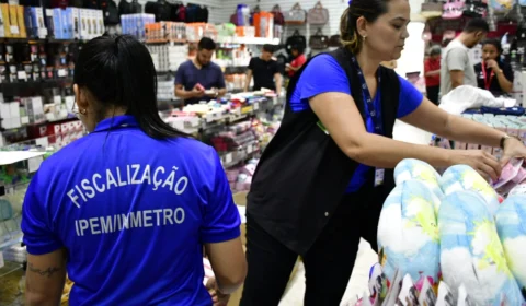 Operação Dia das Mães: Ipem-AM apreende mais de 1,5 tonelada de produtos irregulares em loja no centro de Manaus