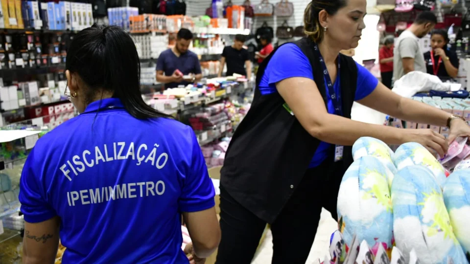 Operação Dia das Mães: Ipem-AM apreende mais de 1,5 tonelada de produtos irregulares em loja no centro de Manaus