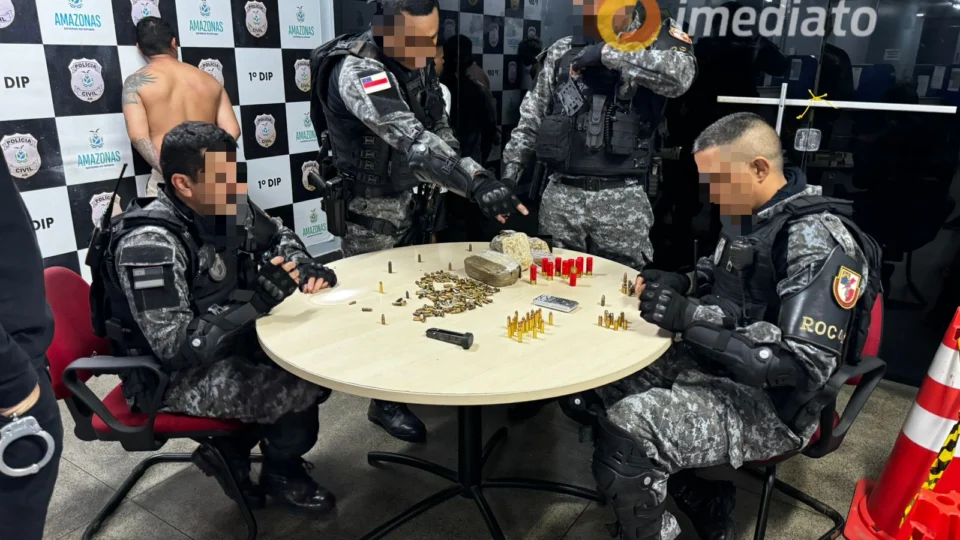 Rocam prende elementos com drogas, armas e munições no Centro de Manaus