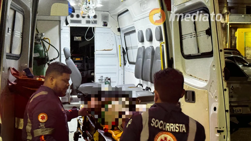 Colisão entre carro e moto deixa motociclista ferido em avenida de Manaus