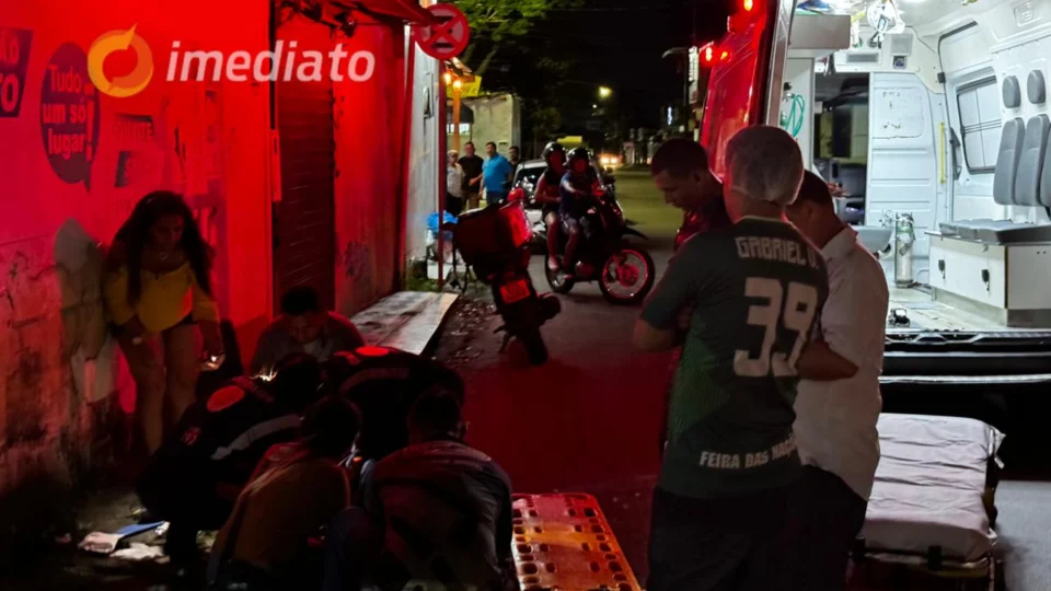 Motociclista fica ferido após colidir com caçamba no bairro Cidade Nova