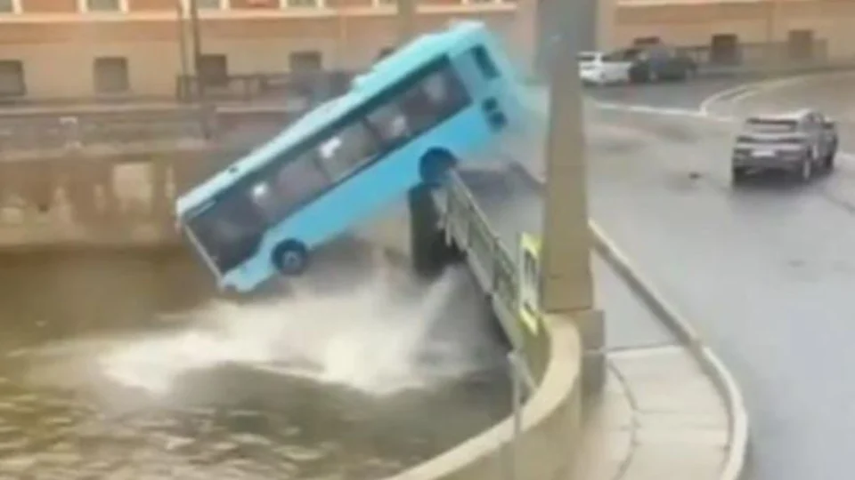 Três passageiros morrem e outros seis ficam feridos após ônibus cair em rio