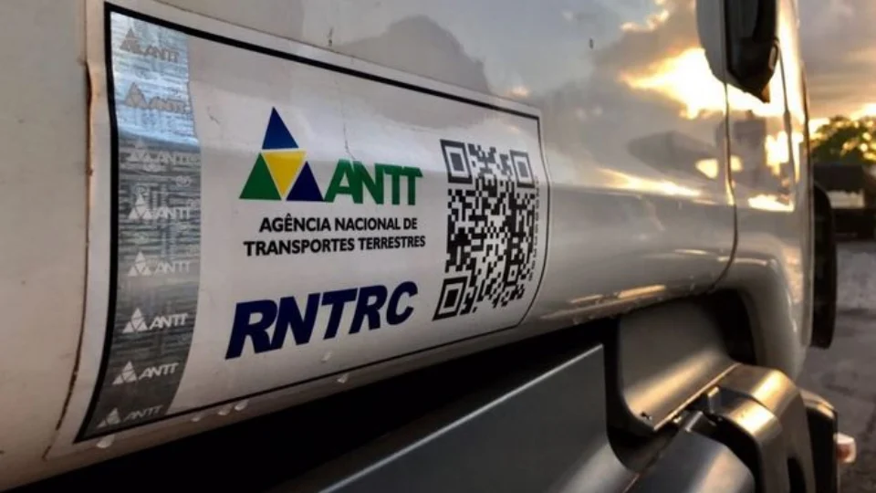 Jornalista do SBT flagra caminhões que levam doações ao RS sendo multados