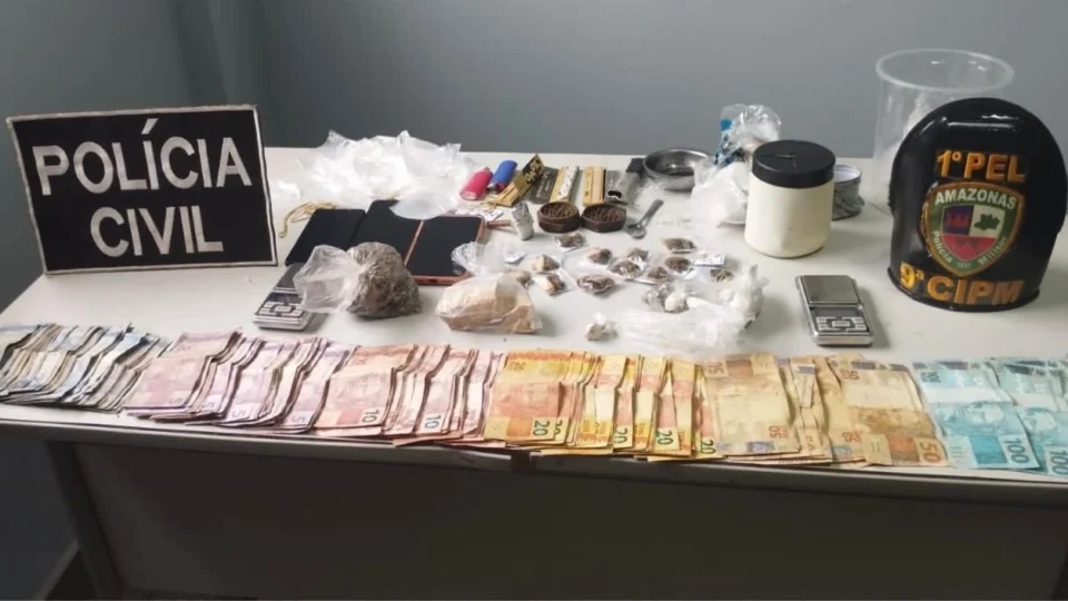 Mulher joga drogas pela janela no momento em que Polícia Civil revista sua residência