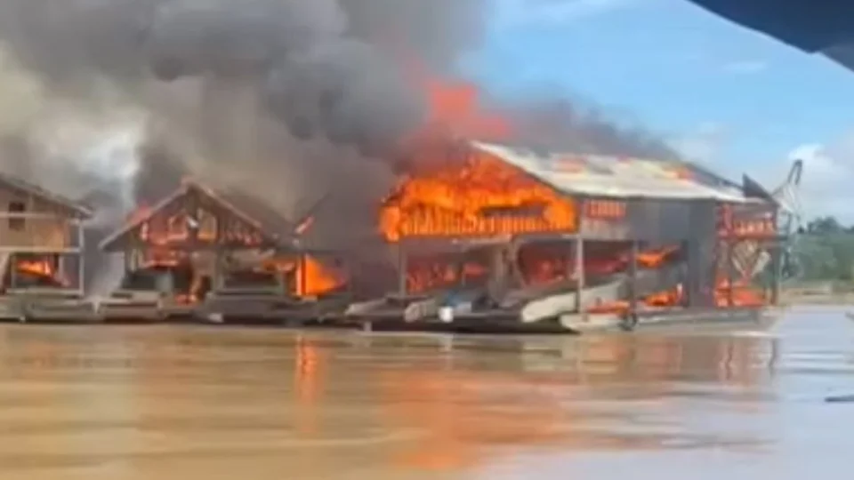 Vídeo: Polícia Federal destrói dragas utilizadas por garimpeiros em Humaitá