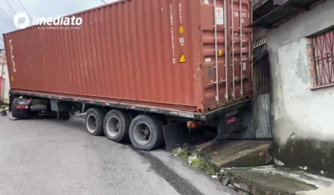 Caminhão com pneus carecas desce desgovernado e invade residência no bairro Tancredo Neves