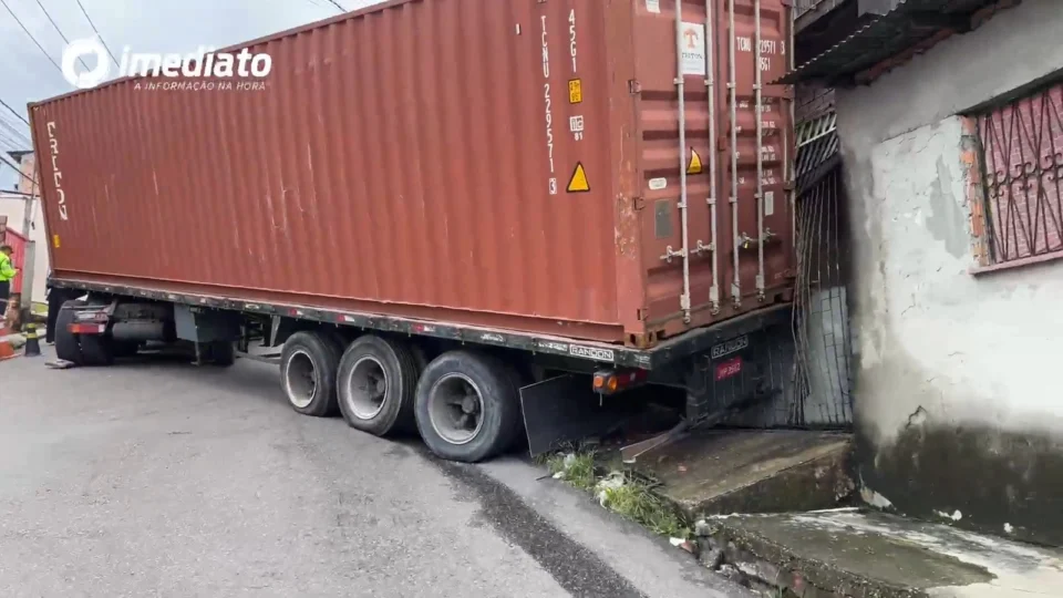 Caminhão com pneus carecas desce desgovernado e invade residência no bairro Tancredo Neves