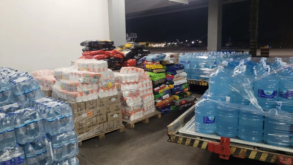 Toneladas de donativos saem da base aérea de Manaus nesta quinta-feira