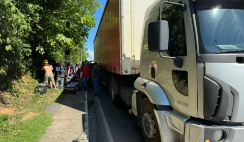 Acidente entre caminhão e motos deixa motociclistas embaixo de carreta, na Av. Rodrigo Otávio