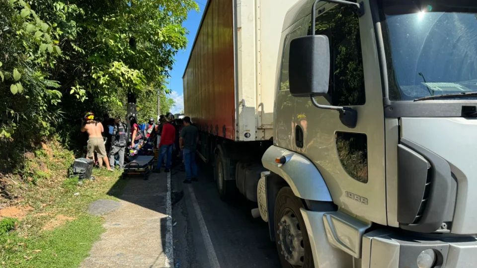 Acidente entre caminhão e motos deixa motociclistas embaixo de carreta, na Av. Rodrigo Otávio
