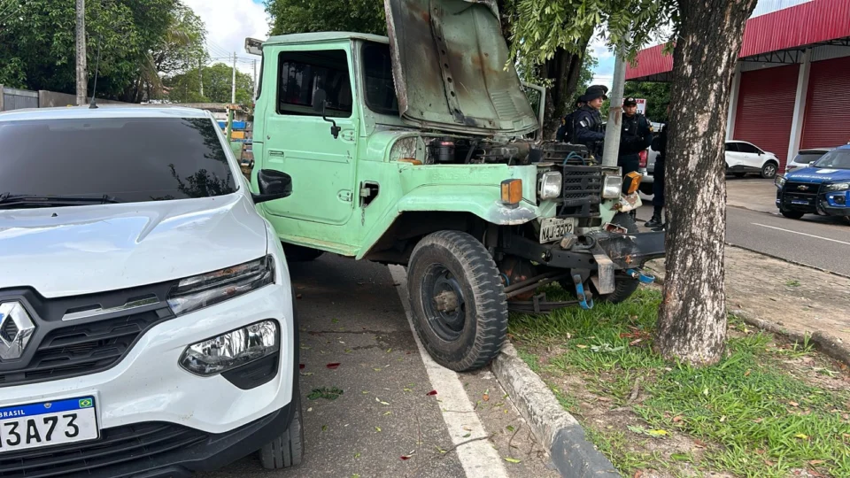 Acidente envolvendo uma caminhonete e um carro popular deixa prejuízos materiais em Boa Vista