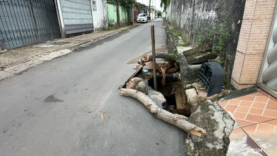 Buraco atrapalha o Trânsito e prejudica moradores no Alvorada 1