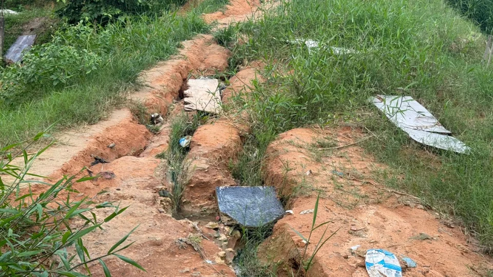 Moradores da rua Itarema denunciam situação precária