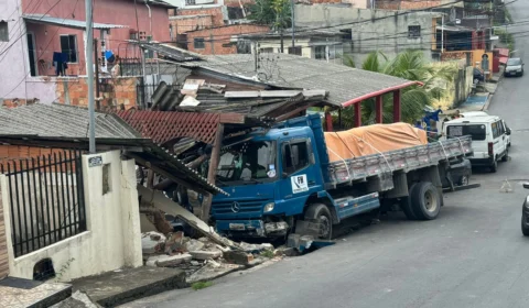 Caminhão carregado de cimento invade casa no bairro São Raimundo