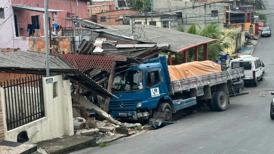 Caminhão carregado de cimento invade casa no bairro São Raimundo