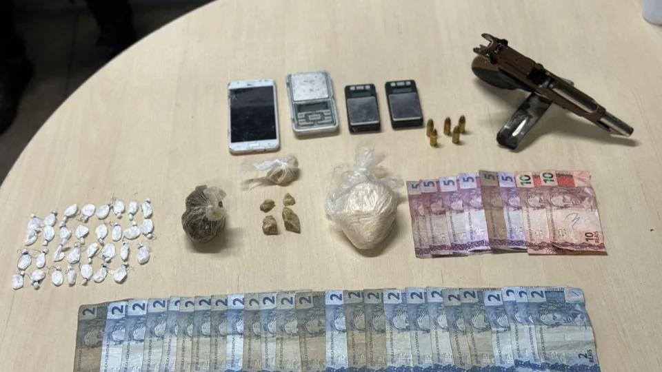 ROCAM prende homem com arma e drogas no Centro de Manaus