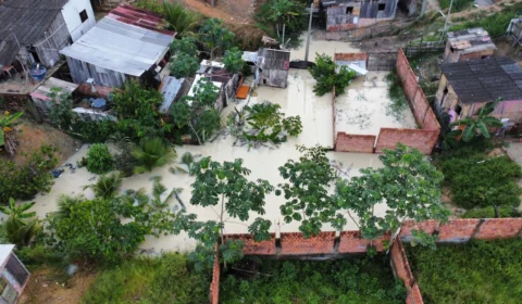 Casas são tomada por chuva em Manaus