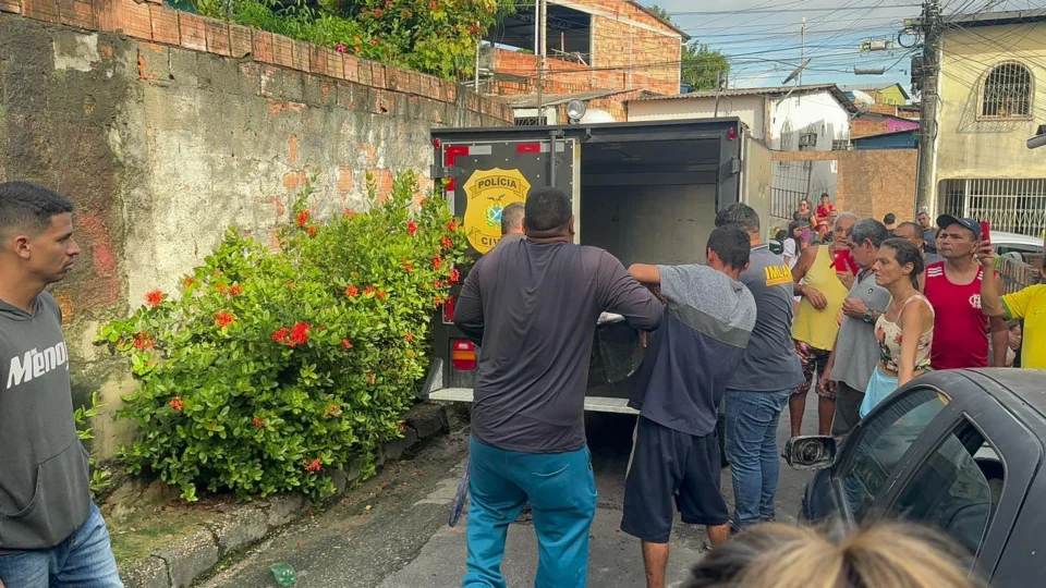 Homem leva golpe de arma branca em escadão, vai para casa e vai a óbito no Japiim