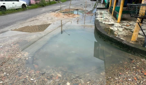 Moradores cobrem buracos com seixo pois há 5 anos pedem nova pavimentação no Monte Sinai