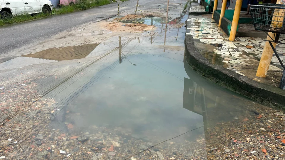 Moradores cobrem buracos com seixo pois há 5 anos pedem nova pavimentação no Monte Sinai