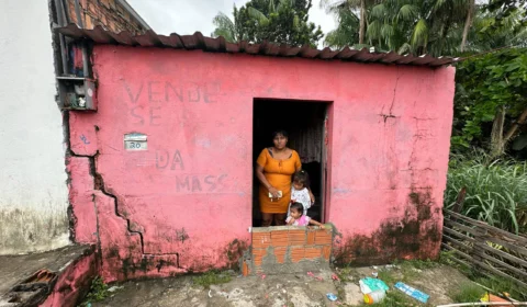 ‘Tô aqui porque não tenho para onde ir’, diz mãe em casa prestes a desabar no São José