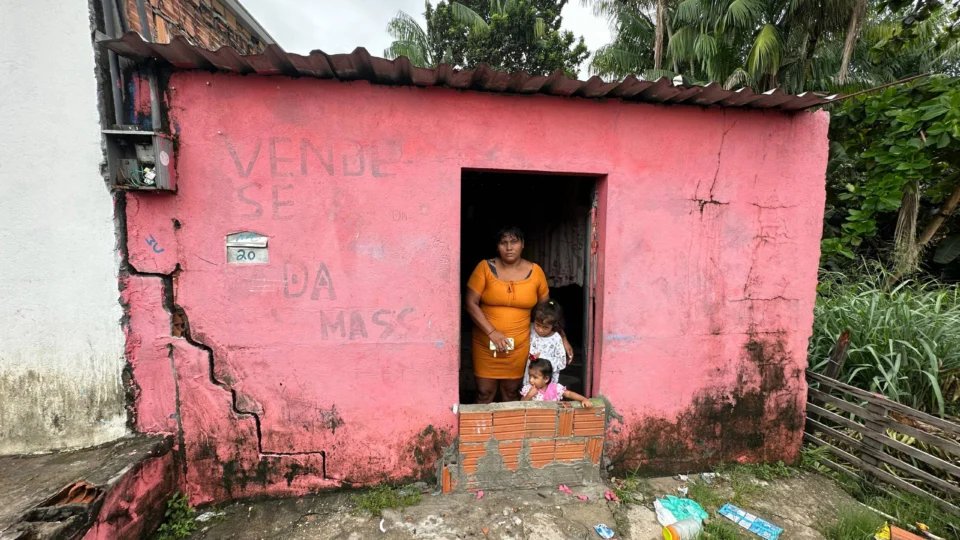 ‘Tô aqui porque não tenho para onde ir’, diz mãe em casa prestes a desabar no São José
