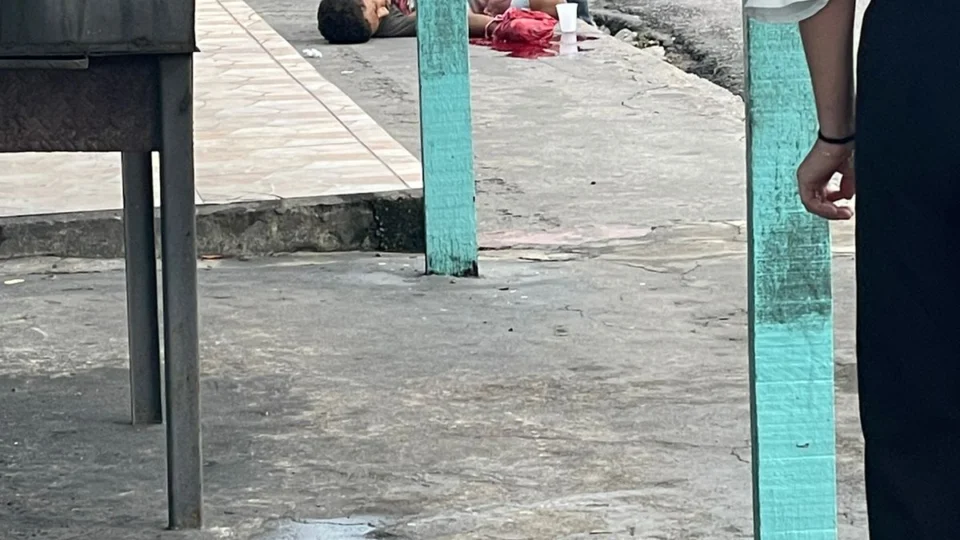 Homem tem dedos decepados por supostamente cometer roubos e furtos em Manaus