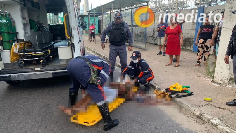 Homem fica gravemente ferido após ser atropelado por carro na avenida Brasil