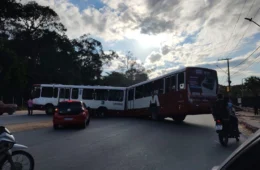 Ônibus articulado se parte ao meio no bairro Cidade de Deus
