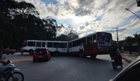 Ônibus articulado se parte ao meio no bairro Cidade de Deus