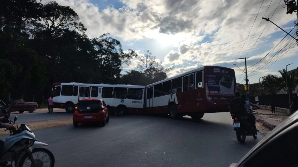 Ônibus articulado se parte ao meio no bairro Cidade de Deus