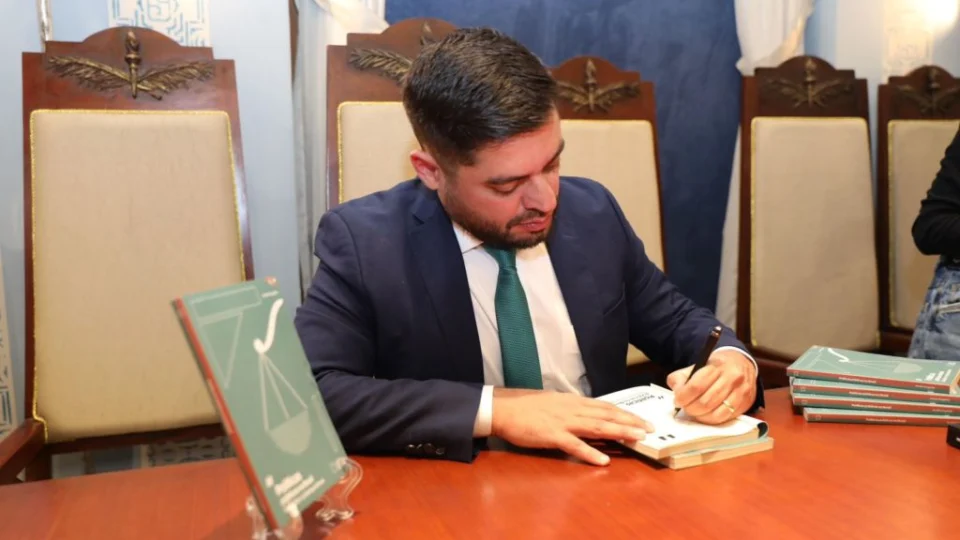 Reitor da UEA publica obra com análises sobre políticas públicas no Brasil e no AM