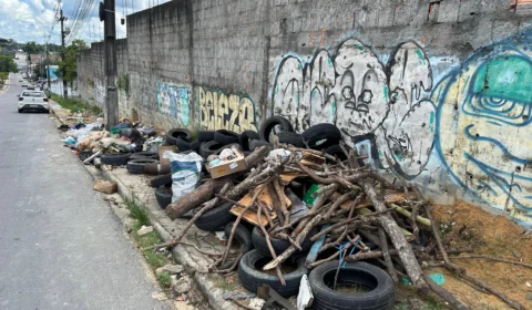 Pneus velhos viram criadouro de mosquito da dengue em avenida do Santa Etelvina