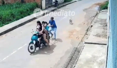 Vídeo: homem assalta motociclista com terçado em Tefé