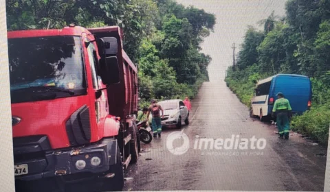 Microônibus Escolar colide com caçamba em Iranduba