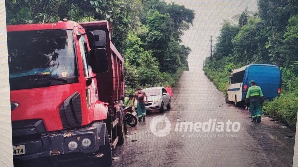 Microônibus Escolar colide com caçamba em Iranduba