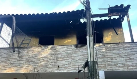 Adolescente mata pais a marteladas e incendeia quarto do casal