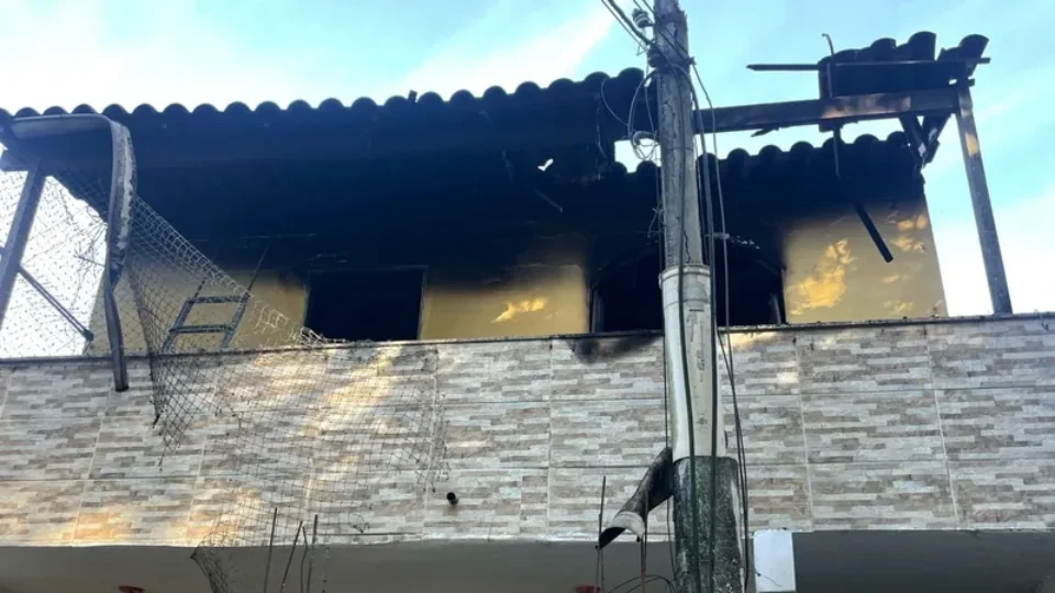 Adolescente mata pais a marteladas e incendeia quarto do casal
