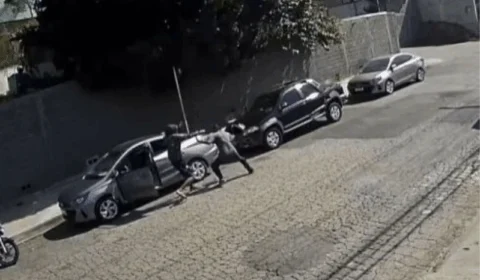 VEJA VÍDEO: homem agride ladrão com capacete para impedir assalto e leva tiro