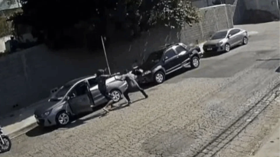 VEJA VÍDEO: homem agride ladrão com capacete para impedir assalto e leva tiro