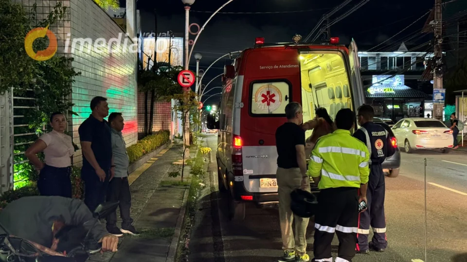 Colisão entre carro e moto deixa motociclista ferido no bairro Nossa Senhora das Graças